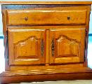 En bois massif
BON ETAT : 2 portes 1 tablette amovible et un plateau tournant
Dimensions hors tout : Hauteur : 93 cm   Largeur : 107 cm    Profondeur : 53 cm 
A régler sur place, en espèces, au moment de l'enlèvement.
 - vilogi.com
