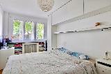 Aux portes de Paris, idéalement situé dans Vanves, bel appartement traversant 4 pièces - 71 m² situé au RDC surélevé, une cave au s/sol. Il dispose du chauffage collectif et du double vitrage isolation renforcé. Il offre une bonne répartition des volumes : entrée, la cuisine est entièrement équipé et carrelée. Un couloir dessert les 2 chambres et 3ème chambre est accessible par le salon (possibilité de créer un double séjour), Salle de bains avec douche, buanderie et WC séparés et carrelés.
Espace de parking collectif dans copropriété.
Volets électriques télécommandé. Double vitrage PVC et Porte blindée.
La cuisine meublée et équipée.
Un dégagement avec grand placard.
La chambre des parents meublé sur-mesure avec le lit 180x200 et placards.
À deux pas de toutes les commodités :
Les cabinets de santé (dentiste, ophtalmo, cardio et généraliste, pharmacie …etc) pressing, banques, Restaurants, boulangeries.
La Mairie, le marché couvert, Intermarché, Picard, La poste.
Ecole maternelle Cabourg, collège Michelet et lycée Michelet.

Transports : Gare SNCF  Vanves-Malakoff 
Métro 13 plateau de Vanves Malakoff,
Bus 59-126-89-391 et 58 et Vélib.
Diagnostic de performance énergétique (DPE) : 329 kWh/m².an (Classe E)
Indice d'émission de gaz à effet de serre (GES) : 65 kg CO₂/m².an (Classe E)
Montant estimé des dépenses annuelles d'énergie électrique de ce logement pour un usage standard, 2021 étant l'année de référence des prix de l'énergie utilisés pour établir cette estimation (75€/ mois).
La copropriété formant 69 lots au total ne faisant l'objet d'aucune procédure en cours et d'un montant de charges d’environ 240€ mensuel (comprenant le chauffage et l'eau froide + eau chaude, ménage partie commune et maintenance ascenseur).
Taxe foncière 832 €.
Prix : 408 000 €. - vilogi.com