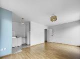 Appartement 4 pièces dont 3 chambres 75m² dernier étage + terrasse 40 m² Situé au dernier étage d'un bel immeuble, cet appartement de 74,42 m² est vraiment agréable à vivre grâce à sa terrasse de plus de 40 m². Toutes les chambres et le séjour donnent directement sur cette terrasse, qui bénéficie d'une triple exposition, offrant ainsi une luminosité exceptionnelle. De plus, l'appartement dispose d'une cuisine ouverte et de deux salles de douche.

Implanté dans une rue à la tranquillité absolue, cet appartement dans un immeuble résidentiel est un véritable havre de paix, idéal pour une famille. Sa localisation est un autre avantage, à seulement 5 minutes à pied du métro ligne 7 et 1/4h du RER E, à côté des commerces et des différentes écoles.

Possibilité d'acquérir en supplément une place de parking en sous-sol de l'immeuble.

Prix de vente : 495.000€
Nombre de lots dans la copropriété : 68
Montant moyen annuel des charges : 2.000€
Consommation énergétique : B - vilogi.com