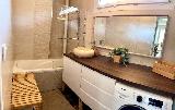 Dans un écrin de verdure, appartement traversant de 3 pièces de 67,84m2, orienté Est-Ouest, lumineux et parfaitement optimisé.

Le bien se situe au 1er étage (sur 3) d'une résidence familiale des années 1960, en parfait état avec ascenseur, et sécurisée.

En très bon état, l’appartement profite d’une distribution optimisée avec une entrée, une pièce de vie totalement vitrée de 32,75 m2 avec une cuisine dinatoire aménagée et équipée ouverte sur le salon, 2 chambres d’environ 10 et 14m2 au calme absolu avec loggia, une salle de bains et un WC séparé.

Le salon ouvre sur un balcon-loggia avec une vue dégagée sur de la verdure et un petit parc arboré.

Un grenier et un parking en emplacement libre au sein de la copropriété complètent ce bien. Possibilité d'acquérir un box en sus.

Chauffage collectif, huisseries double vitrage, interphone.

La résidence, bien entretenue, offre un local collectif fermé pour vélos et poussettes.

A proximité du nouveau marché des Avelines, du Parc de Saint-Cloud, des écoles, commodités, commerces et transports (gare de Saint-Cloud à moins de 15 min à pied) - vilogi.com